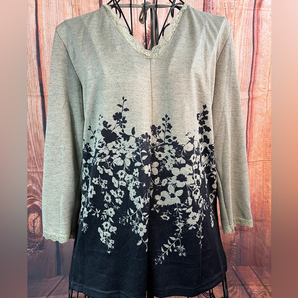 Suzanne Betro NWT Sweater size XL. Lower V neck in back.